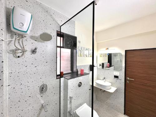 Koupelna v ubytování Ultra Luxe 1BHK Candolim - Modern Apartment, Pool, Balcony - 5 Minutes to Beach