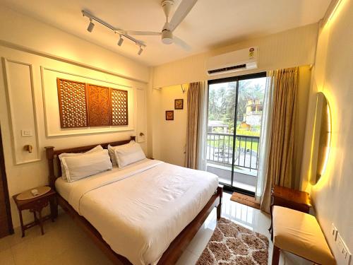 Postel nebo postele na pokoji v ubytování Ultra Luxe 1BHK Candolim - Modern Apartment, Pool, Balcony - 5 Minutes to Beach