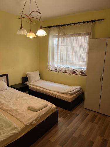 にあるCountry House БатЖороのベッド2台と窓のある寝室