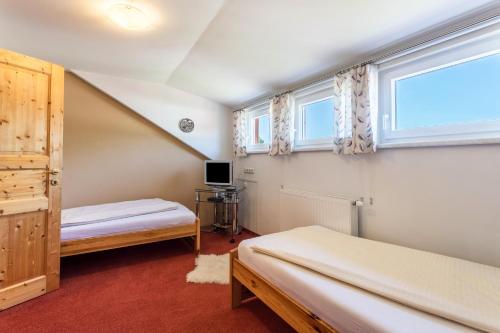 a bedroom with two beds and a window at Fewo im Gästehaus Maximilian in Eggelsberg