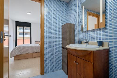 サン・カルラス・デ・ラ・ラーピタにあるPedragosaの洗面台、ベッド、鏡のあるバスルーム