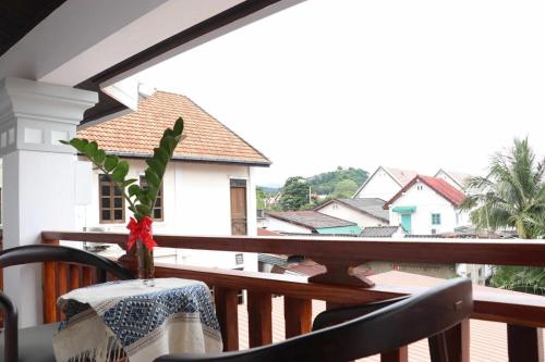 ルアンパバーンにあるMyluangprabangguesthouesの家の景色を望むバルコニーのテーブル