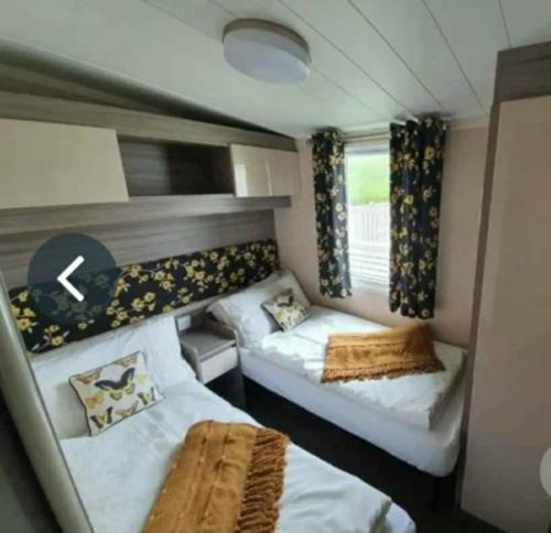 En eller flere senge i et værelse på E68 Durdle Door Holiday Park