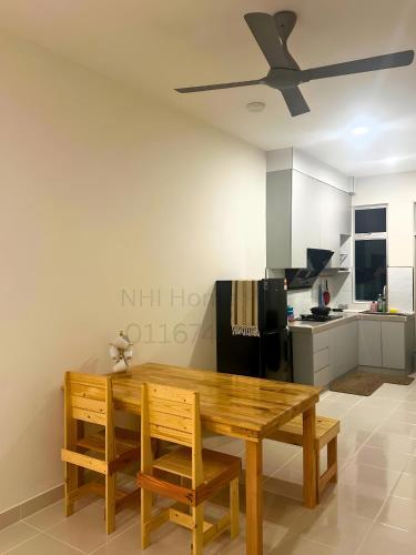 cocina con mesa de madera y ventilador de techo en NHI Home Paka, en Paka