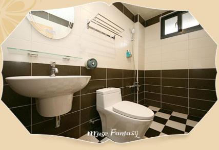 uma casa de banho com um WC e um lavatório em Muses' Fantasy B&B em Taitung City