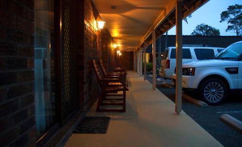 Karuah Motor Inn tesisinde veranda veya açık alan
