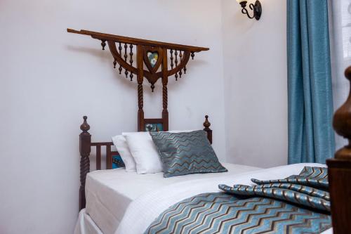 Ένα ή περισσότερα κρεβάτια σε δωμάτιο στο Savannahs Kunduchi Villa