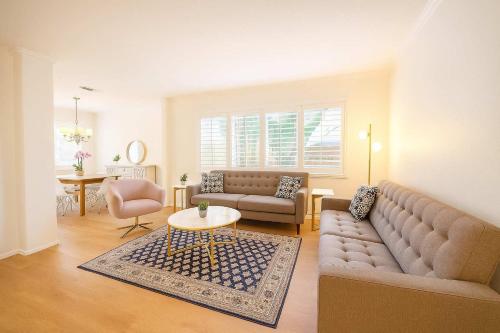 ein Wohnzimmer mit Sofa und Tisch in der Unterkunft Allura Del Mar Heights Pet-Friendly 5BR Retreat in Del Mar