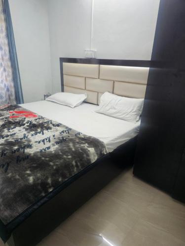 Postel nebo postele na pokoji v ubytování Jagdishwary kuteer