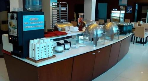 un compteur d’affichage dans un magasin avec des articles y figurant dans l'établissement Jinjiang Inn Shaoxing Shengli West Road Luxun Hometown, à Shaoxing