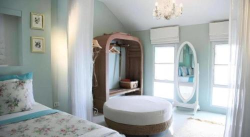 a bedroom with a bed and a large mirror at Baan Hmon-Oon in Chiang Mai