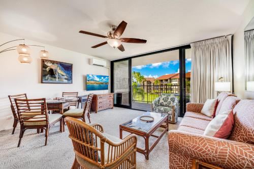 un soggiorno con un divano e un tavolo di Papakea Resort Unit J303 a Lahaina