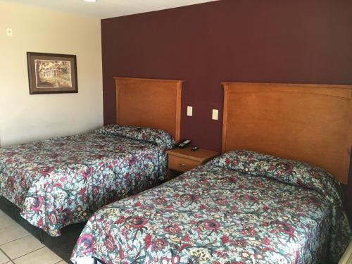 une chambre d'hôtel avec 2 lits côte à côte dans l'établissement Cajun Country Inn, à Gonzales