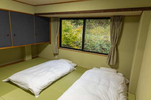 Una cama o camas en una habitación de 湯音の櫻