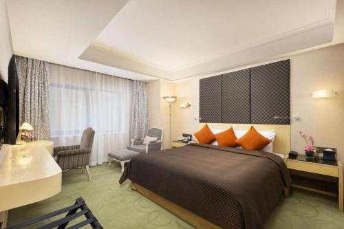 Postel nebo postele na pokoji v ubytování Xian Grand Noble Hotel