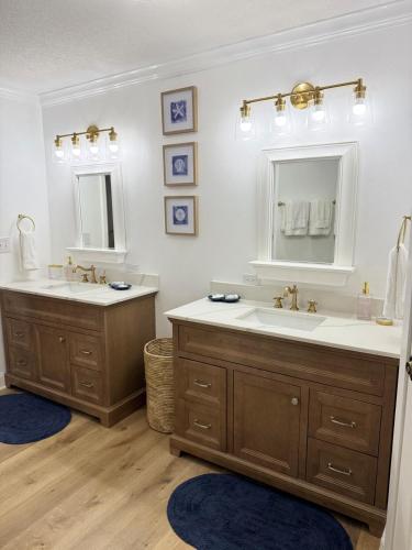 Ένα μπάνιο στο Blue Bay Cottage