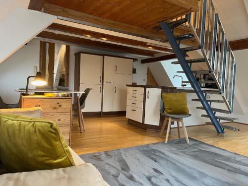 d'une cuisine et d'un salon avec un escalier en mezzanine. dans l'établissement Galeriewohnung mit Seeblick, à Absberg
