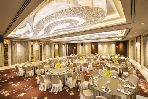 Ein Restaurant oder anderes Speiselokal in der Unterkunft Royal Century Hotel Shanghai 