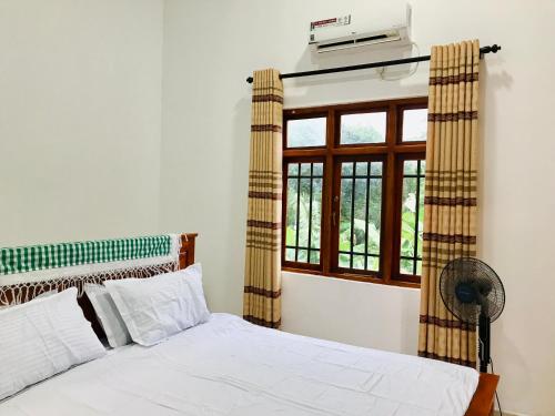 Ένα ή περισσότερα κρεβάτια σε δωμάτιο στο Ritigala Nature Villa