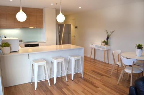 Dapur atau dapur kecil di Kangaroo Bay Apartments