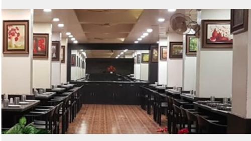 En restaurant eller et andet spisested på Hotel New Punjab, Nashik