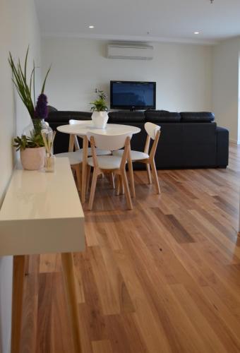 Televisyen dan/atau pusat hiburan di Kangaroo Bay Apartments