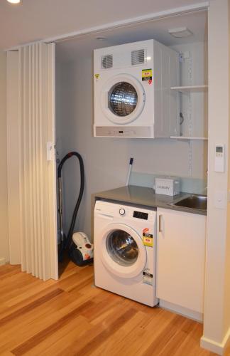 Dapur atau dapur kecil di Kangaroo Bay Apartments