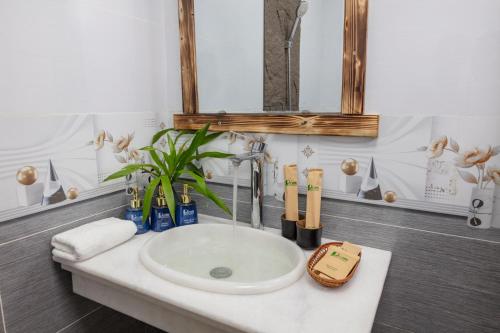 une salle de bain avec un lavabo et un miroir dans l'établissement Pu Luong EcoLuxe Resort & Spa, à Pu Luong