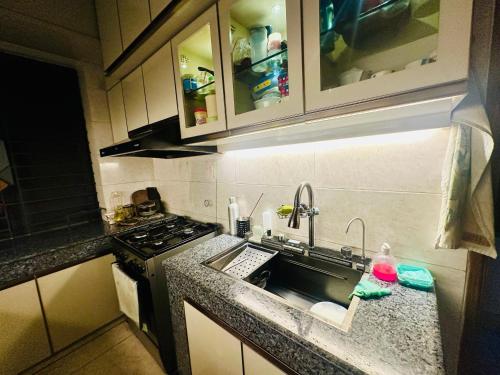 Kuchyň nebo kuchyňský kout v ubytování Momota-Neer