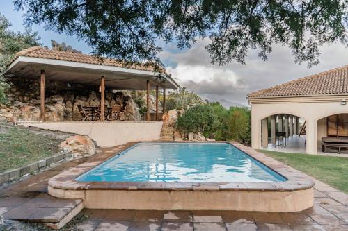 une piscine dans l'arrière-cour d'une maison dans l'établissement Barton Luxury Villas, à Botrivier