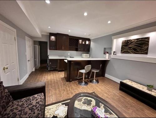 Enjoy Life in Heart of North Delta في دلتا: غرفة معيشة مع أريكة ومطبخ