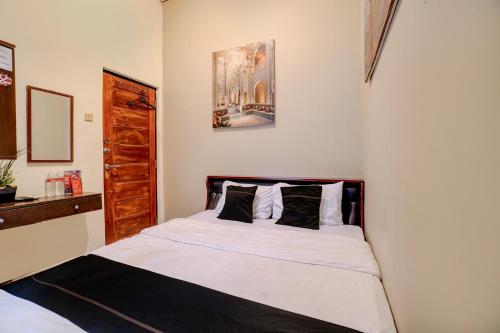 Ένα ή περισσότερα κρεβάτια σε δωμάτιο στο Hotel O near Monas formerly Pondokan Kota Jakarta