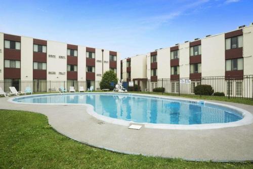 ニュー・スタントンにあるRamada by Wyndham Pittsburgh/New Stantonの建物の前の大きなプール