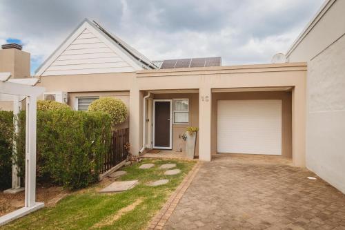 ジョージにあるPalms Manor on Kingswood Golf Estateの大白い家