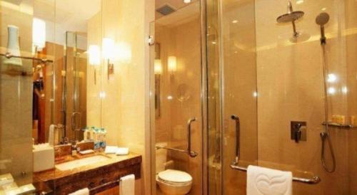 Koupelna v ubytování Ramada Plaza by Wyndham Yangzhou Casa