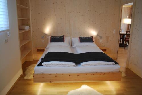 1 dormitorio con 1 cama con 2 almohadas en Ferienwohnung Rheintal, en Feldkirch