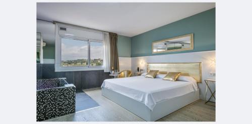 a bedroom with a large bed and a window at Hotel Consentido in Granollers