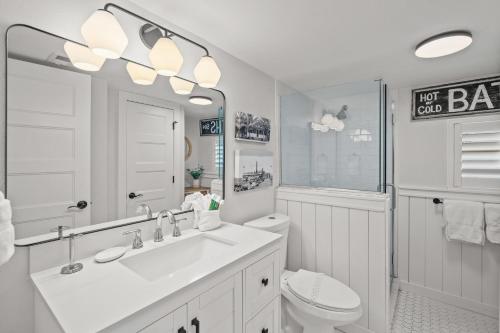 Vannituba majutusasutuses Coconut Lagoon - Lovely Historic Renovated Cottage wHuge Heated Pool Backyard OasisCabanaBar