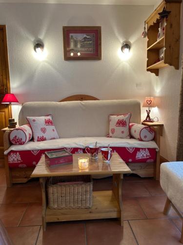 a living room with a couch and a table at Cocon Alpin à Praz sur Arly, près des pistes in Praz-sur-Arly