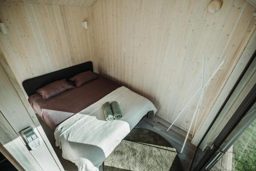 Postel nebo postele na pokoji v ubytování Rātes Krasti - PĒRLE- holiday house with sauna and lakeview