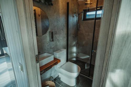 Koupelna v ubytování Rātes Krasti - PĒRLE- holiday house with sauna and lakeview