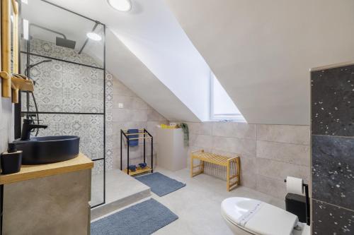 Ένα μπάνιο στο Deluxe Design Apartman