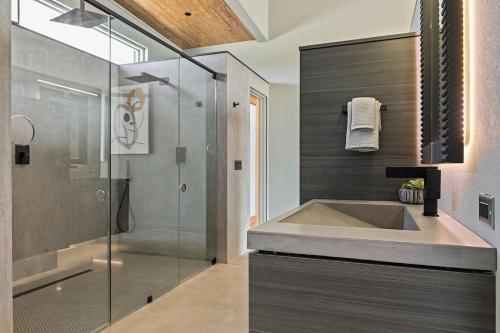 Koupelna v ubytování Dragonfly by Fieldtrip Luxe Oasis w Resort Pool