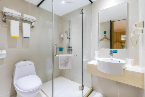 une salle de bain avec toilettes, lavabo et douche dans l'établissement City Comfort Inn Yangjiang Baili Plaza Mojiang Road, à Yangjiang