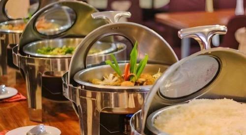 a group of three dishes with food in them on a table at GARDEN HOTEL MAJALENGKA in Jatipamor