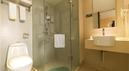 une salle de bain avec une douche, des toilettes et un lavabo dans l'établissement City Comfort Inn Yongzhou Jinshuiwan, à Guzhuting