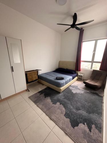 Bandar Puncak AlamMAHEER HOMESTAY Puncak Alam的一间卧室，里面有一张床和一个吊扇