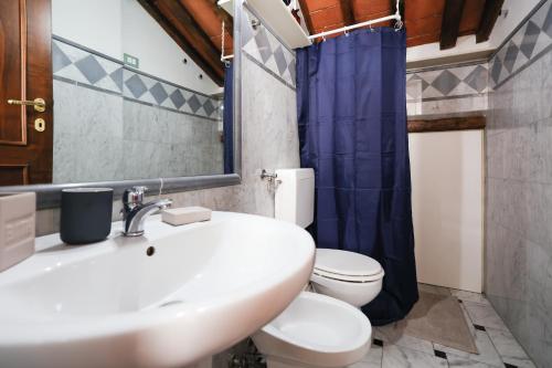 een badkamer met wastafel en toilet bij Apartment San Frediano in Florence