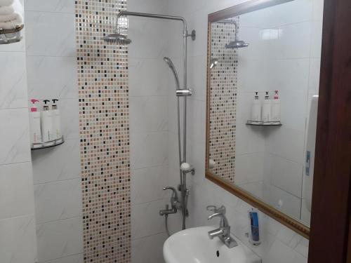 um banheiro com pia e chuveiro com espelho em Jongro Nova em Seul