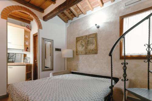 een slaapkamer met een bed en een raam bij Apartment San Frediano in Florence